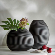 Load image into Gallery viewer, Noir Vase